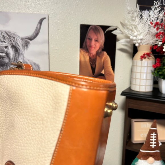 Dooney & Bourke Vintage Cream and Brown Crossbody Bag - Picture 10 of 14